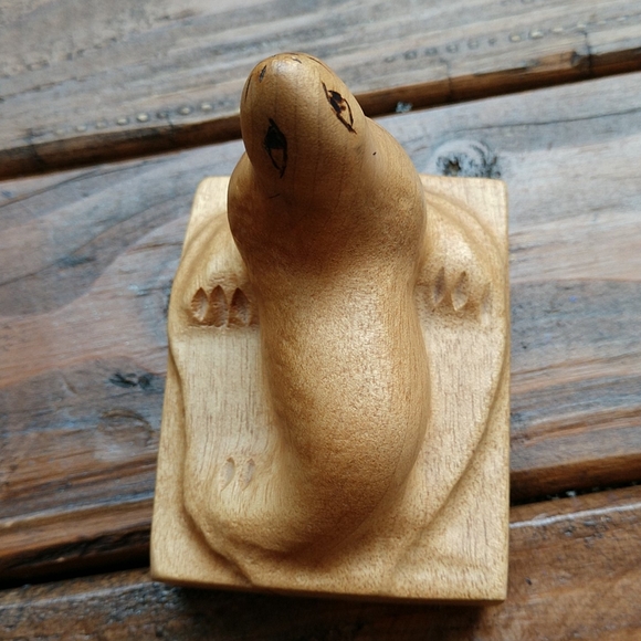 Myrtlewood seal figurine - Picture 2 of 11